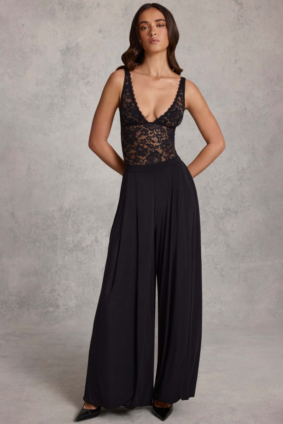 Mid-Rise Wide-Leg Trousers in Black